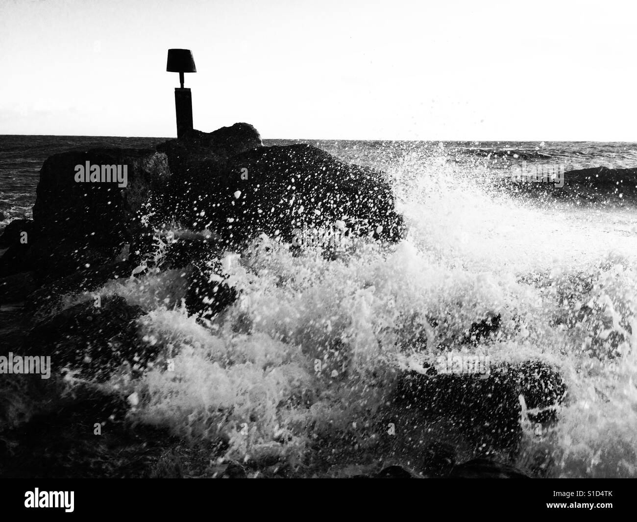 L'explosion des vagues sur les roches Banque D'Images