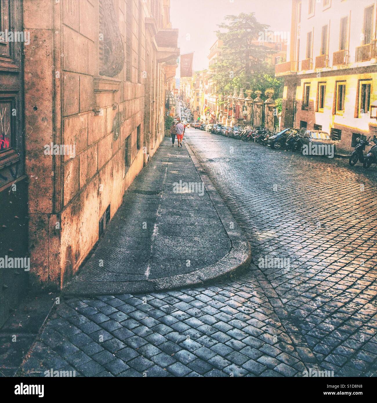 Une rue pavée de Rome, Italie - Image de stock capturée avec un smartphone