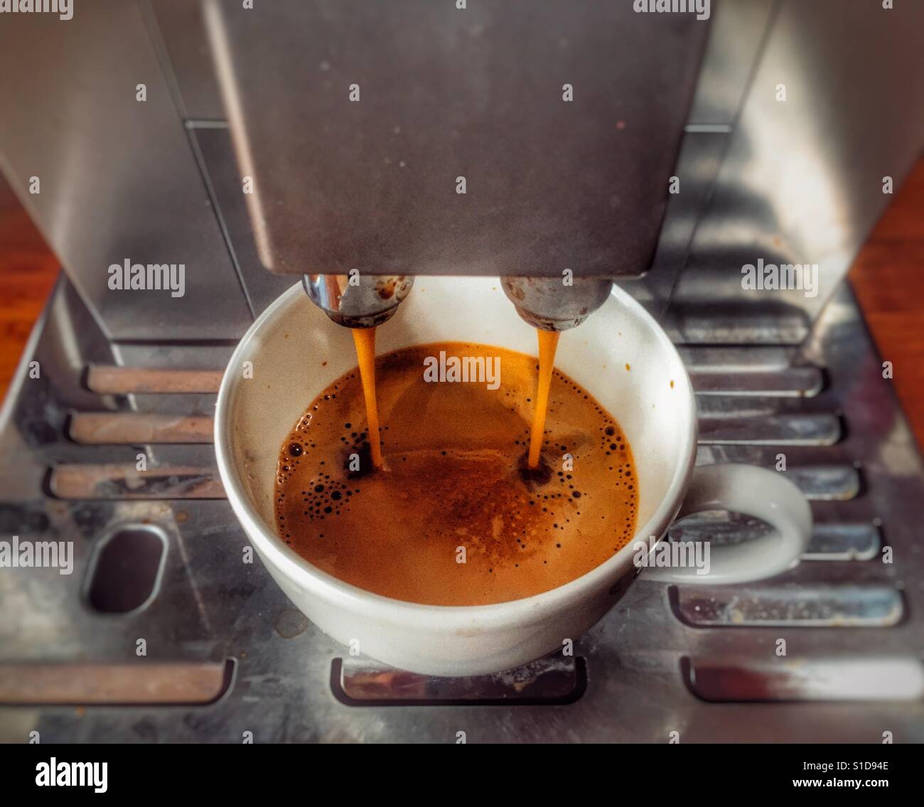 DeLonghi machine à café tasse de haricots Photo Stock - Alamy