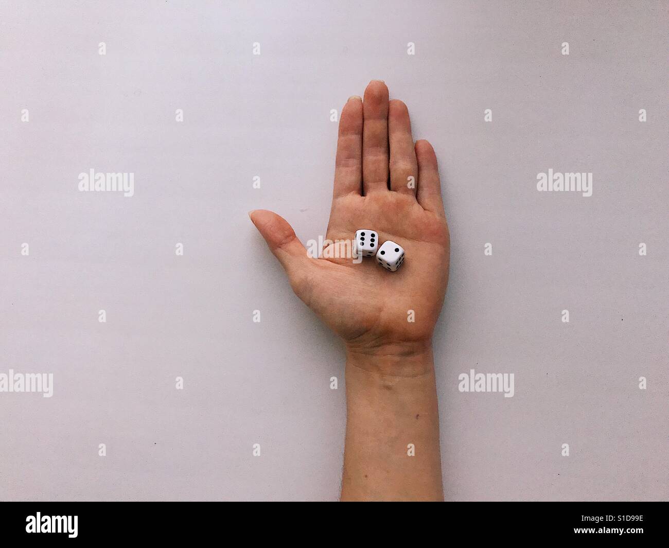 A hand holding meurt pour jouer à des jeux de société Banque D'Images
