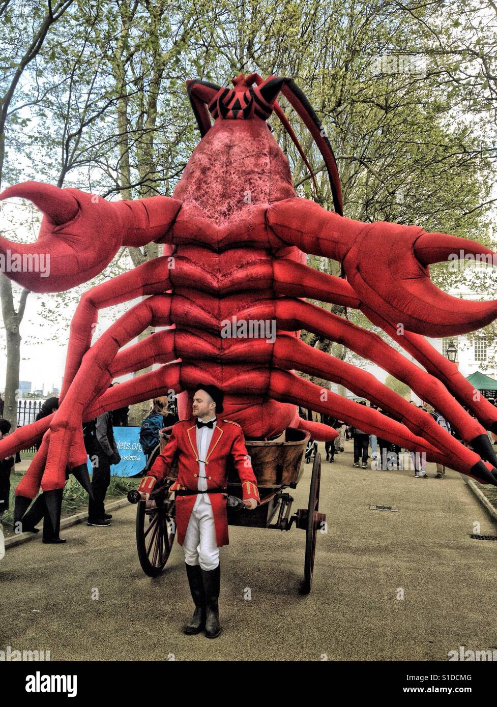 Un homard géant gonflable rouge Banque D'Images