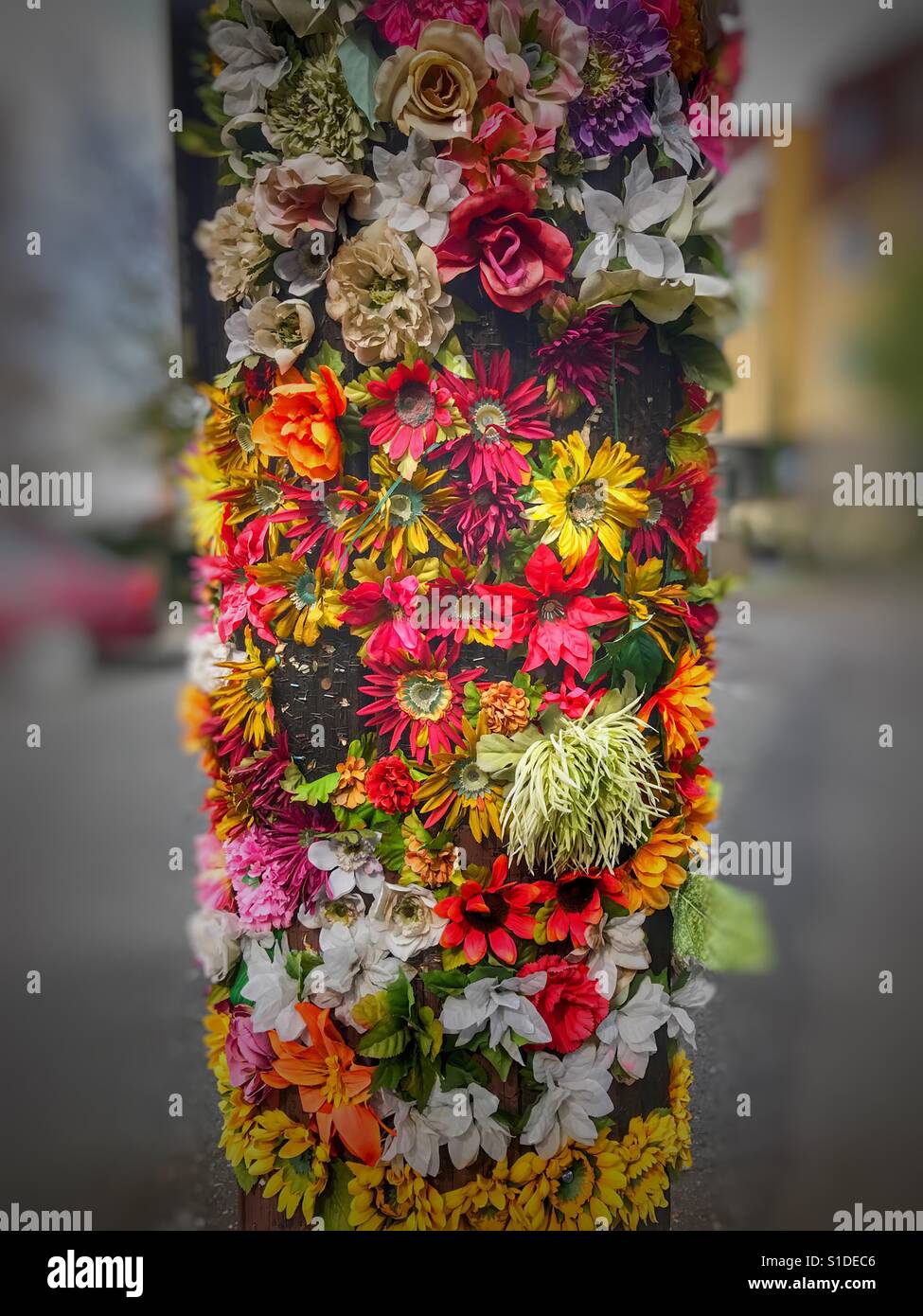 Fleurs agrafée à un lampadaire Banque D'Images