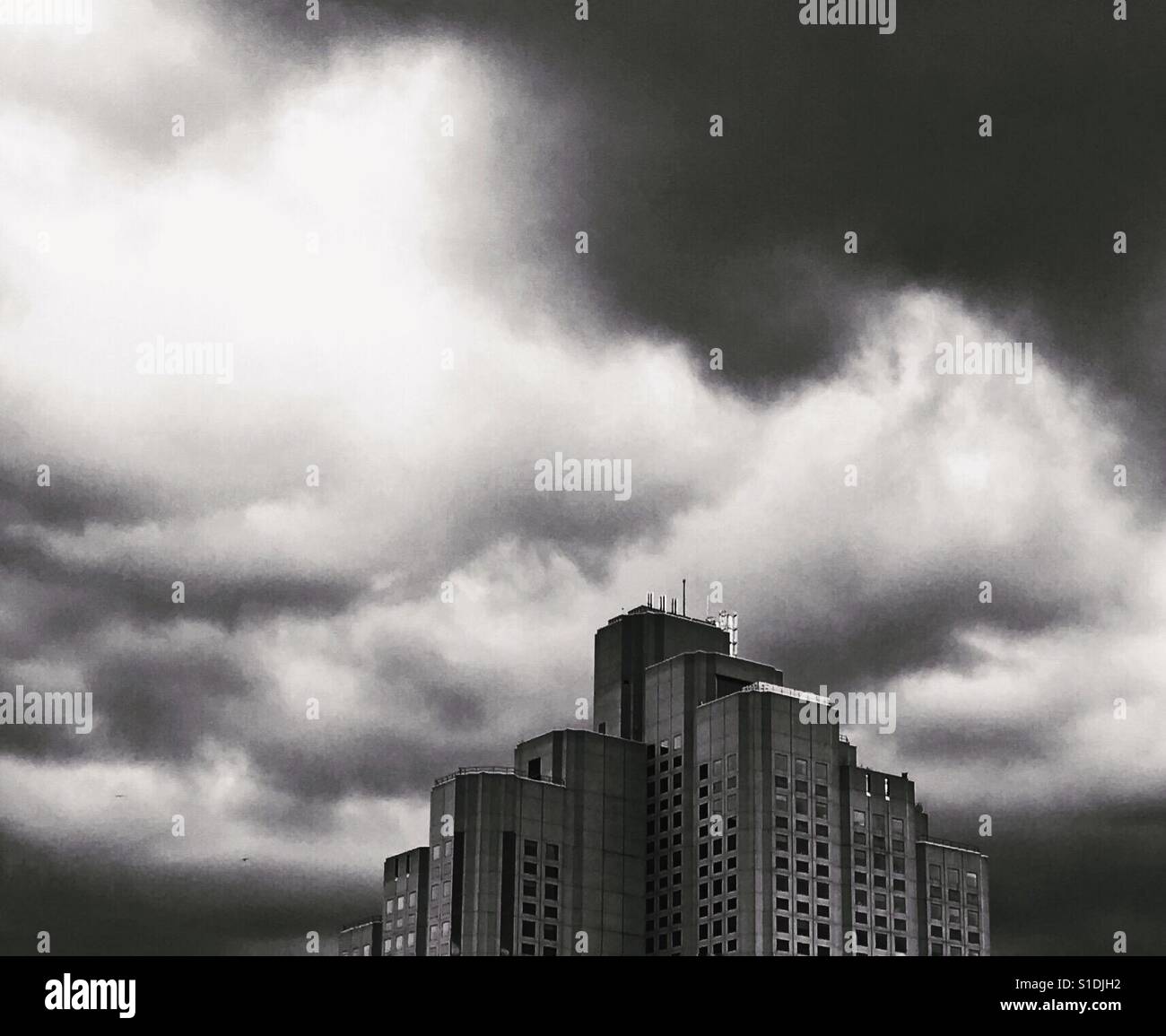 Section supérieure de l'Hôpital général de Vancouver avec un ciel orageux, un exemple de l'architecture Art Déco. Banque D'Images