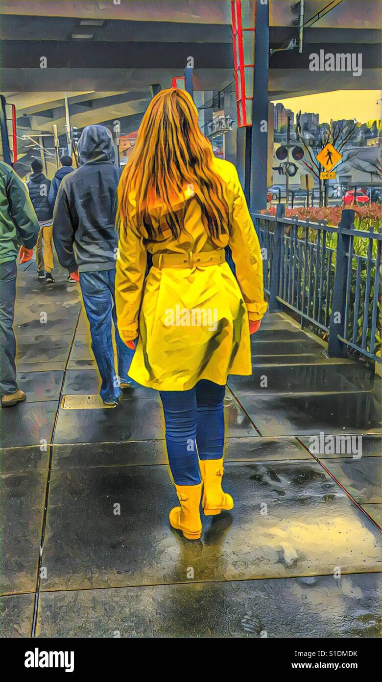 Abstrait, fille dans le ciré jaune et bottes Photo Stock - Alamy
