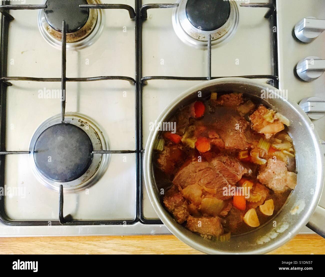 Ragoût de boeuf cuisson sur plaque à gaz UK - Image de stock capturée avec un smartphone