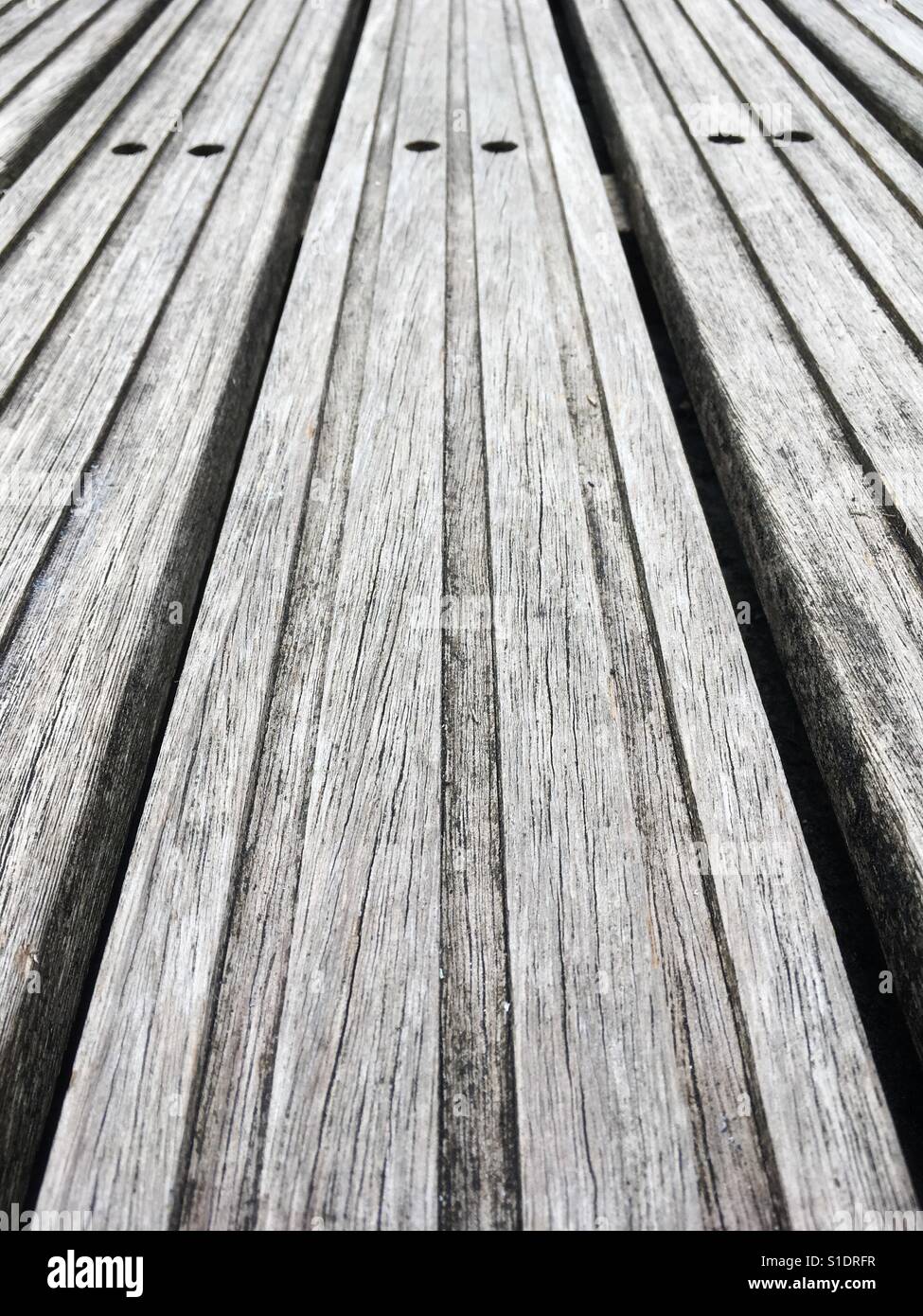 Close up of decking en bois créant un motif graphique abstrait. Banque D'Images