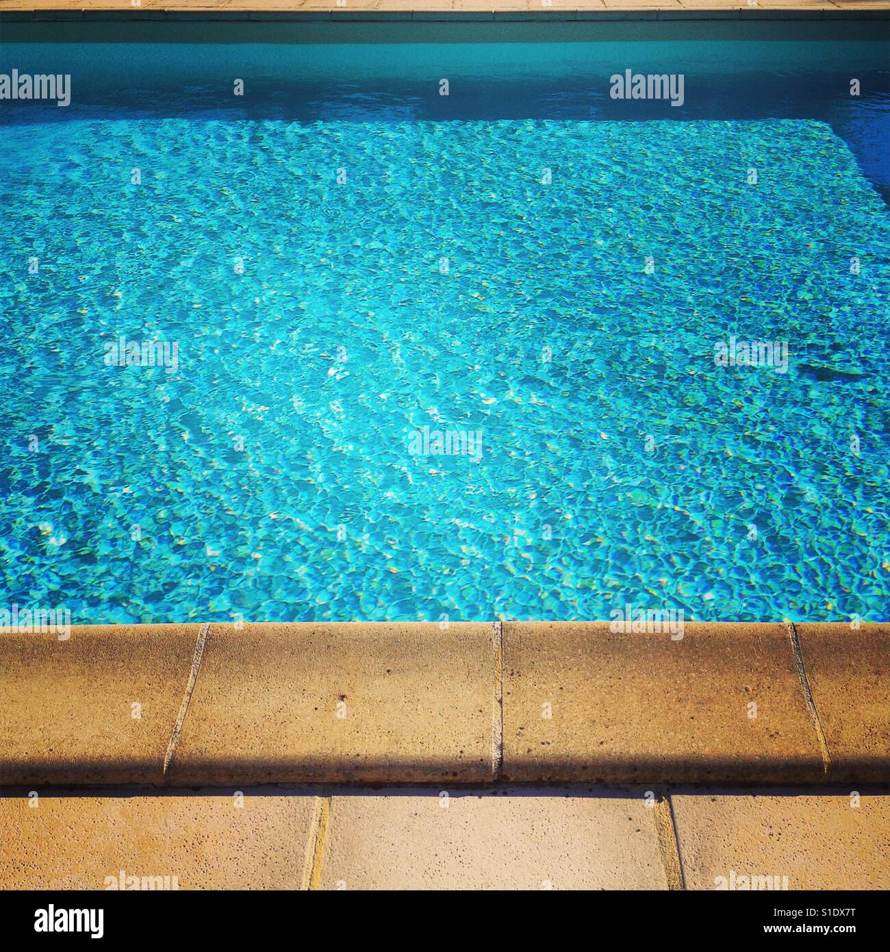 Soleil étincelant les ondulations de la piscine. Photo de téléphone portable avec un post-traitement de téléphone ou de tablette. - Image de stock capturée avec un smartphone