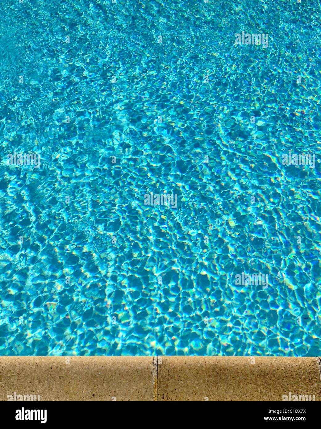 Bord de piscine. Photo de téléphone portable avec un post-traitement de téléphone ou de tablette. - Image de stock capturée avec un smartphone