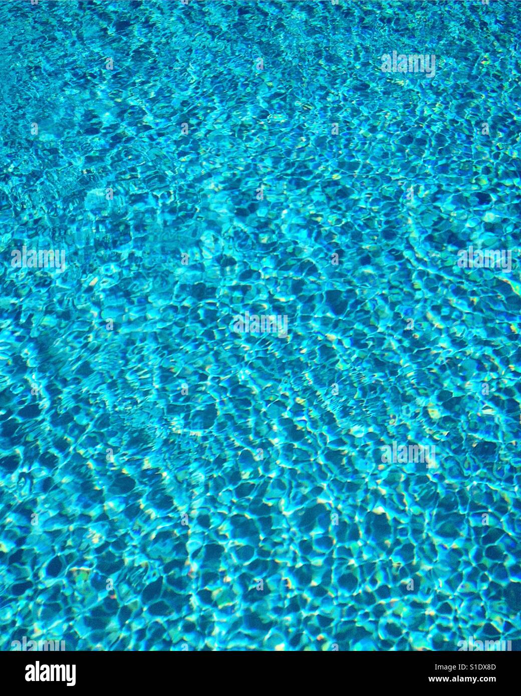 Fond de piscine bleu étincelant plein cadre. Photo de téléphone portable avec un post-traitement de téléphone ou de tablette. - Image de stock capturée avec un smartphone