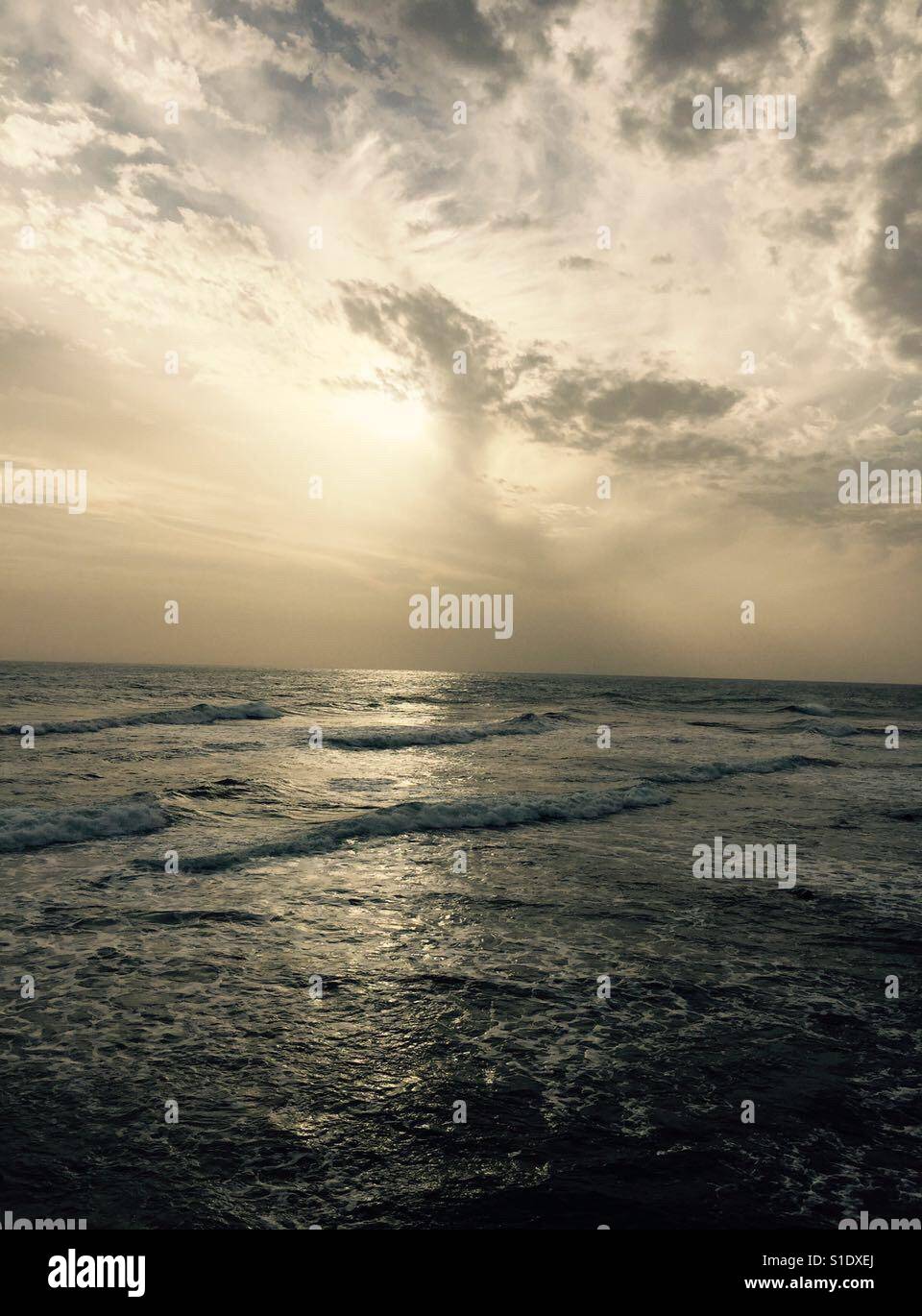 Magnifique coucher de soleil au bord de la mer - Image de stock capturée avec un smartphone