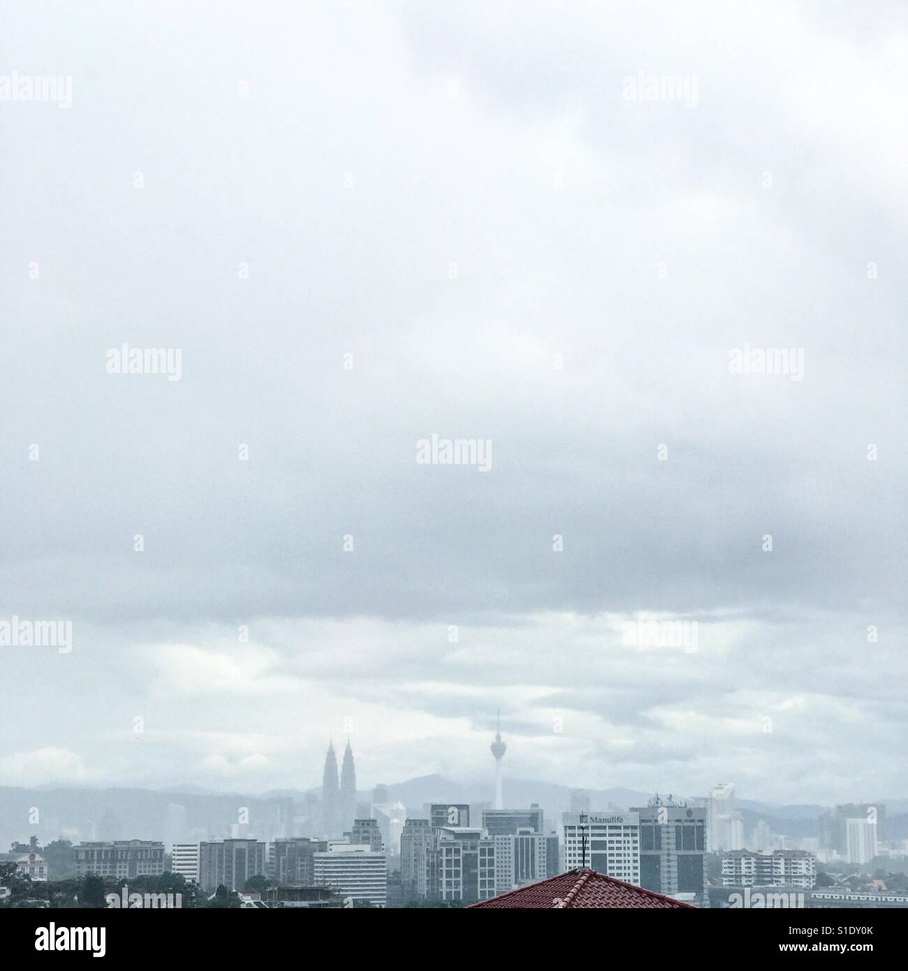 Kuala Lumpur City skyline avec nuages roulant Banque D'Images