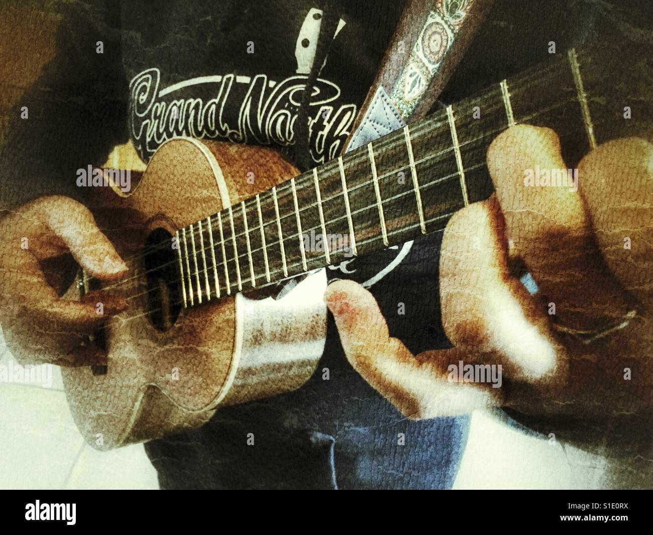 Femme jouant de l'cinq cordes ukulele ténor, cours double chaîne 4ème G - Image de stock capturée avec un smartphone