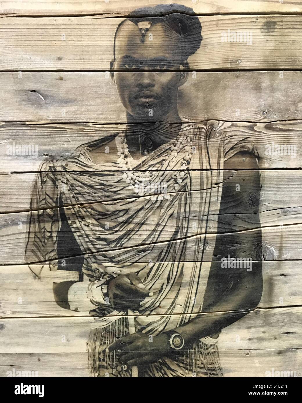 Image d'un jeune homme Masai superposée sur une texture de bois. Banque D'Images