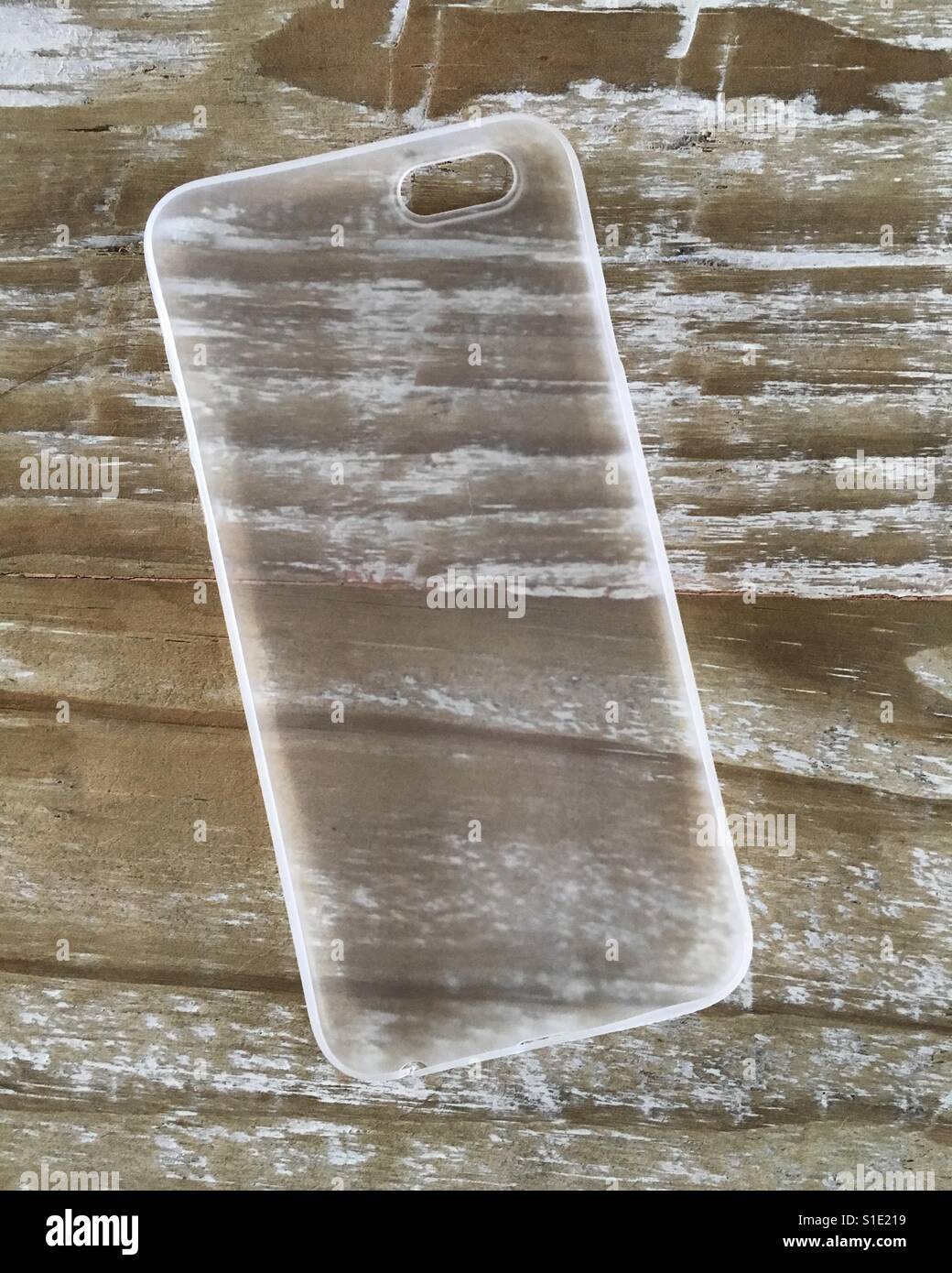 Une couverture téléphone mobile transparent posé sur une base en bois Photo  Stock - Alamy