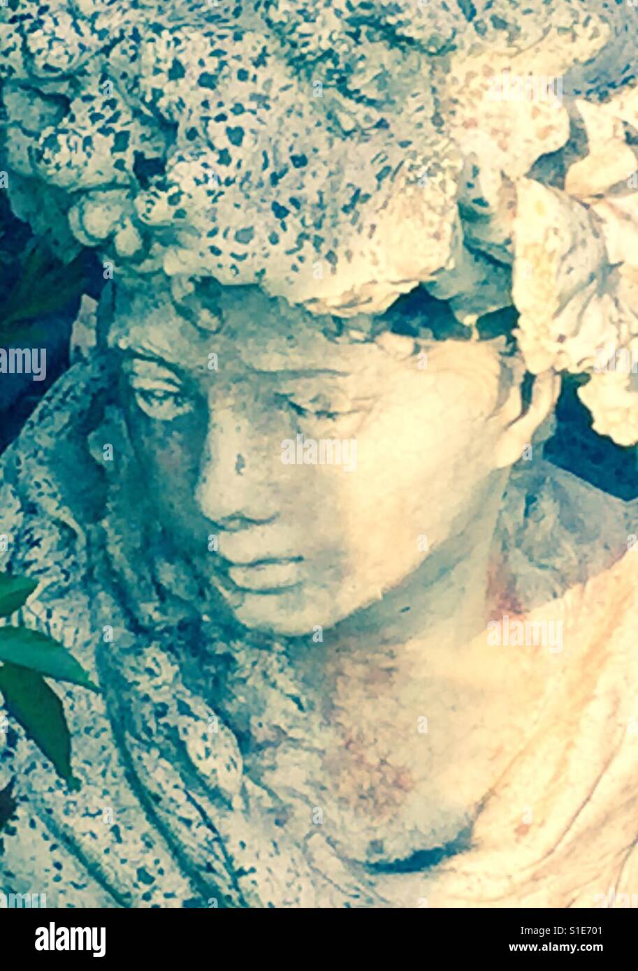 Statue de pierre jardin libre de femme avec bonnet 18e siècle - Image de stock capturée avec un smartphone Statue de pierre jardin libre de femme avec bonnet 18e siècle - Image de stock capturée avec un smartphone
