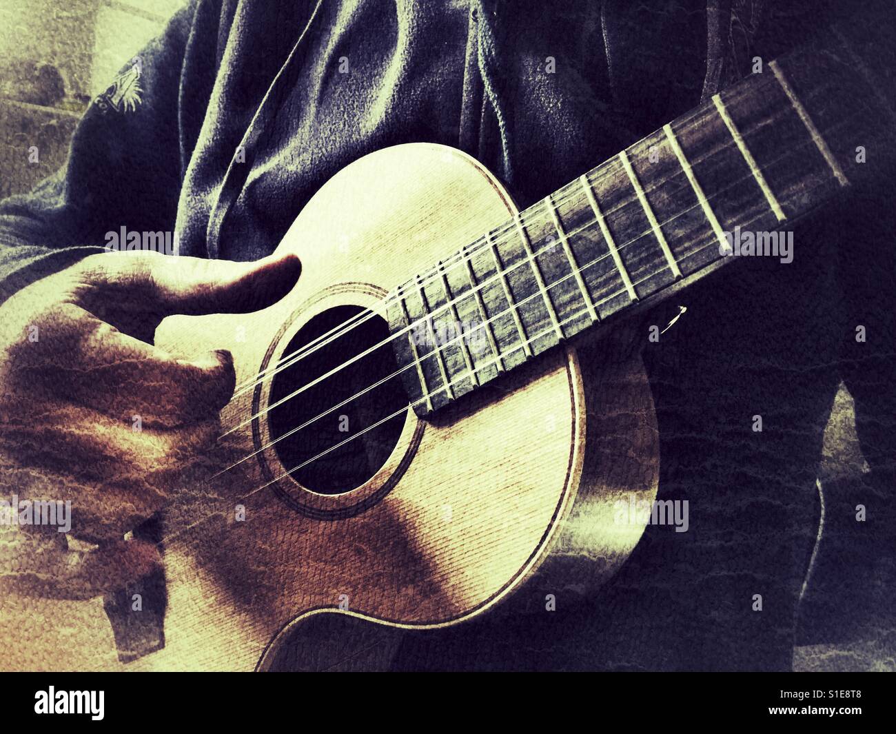 Musicien jouant un ténor 5 Cordes ukulele. 4ème cours double chaîne, low g / haute g - Image de stock capturée avec un smartphone