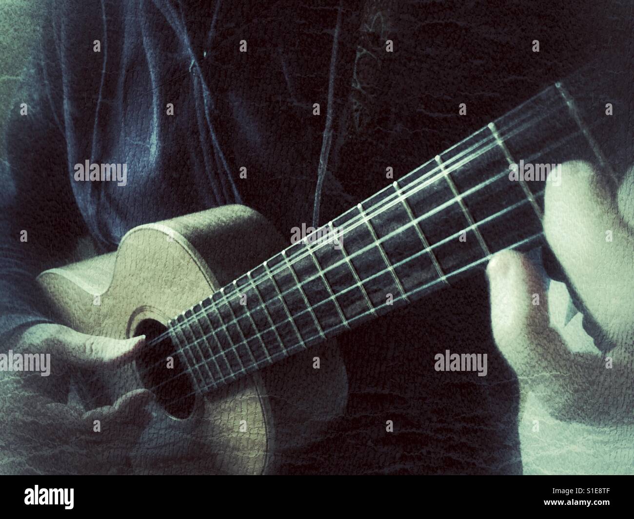 Musicien jouant un ténor 5 Cordes ukulele. 4ème cours double chaîne, low g / haute g - Image de stock capturée avec un smartphone