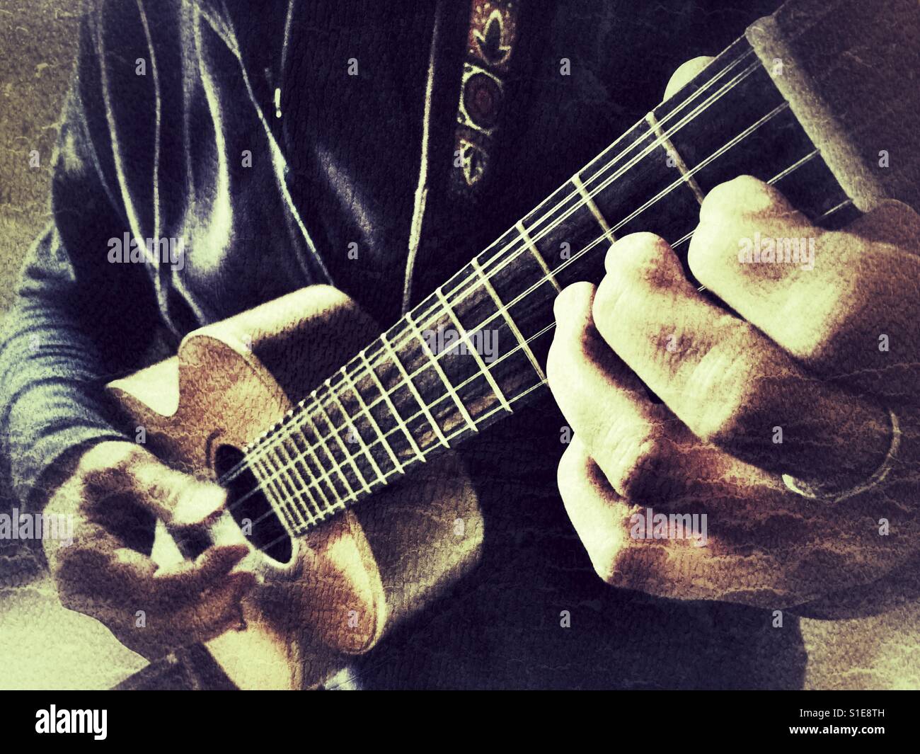 Musicien jouant un ténor 5 Cordes ukulele. 4ème cours double chaîne, low g / haute g - Image de stock capturée avec un smartphone