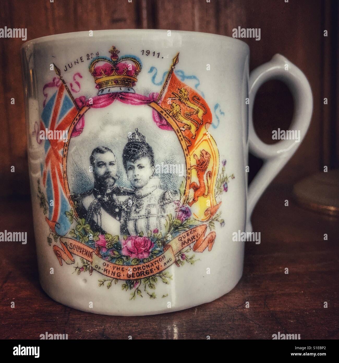 Mug antique, 22 juin 1911, marquant le couronnement du roi George V et son épouse la reine Marie à l'abbaye de Westminster, Londres. - Image de stock capturée avec un smartphone