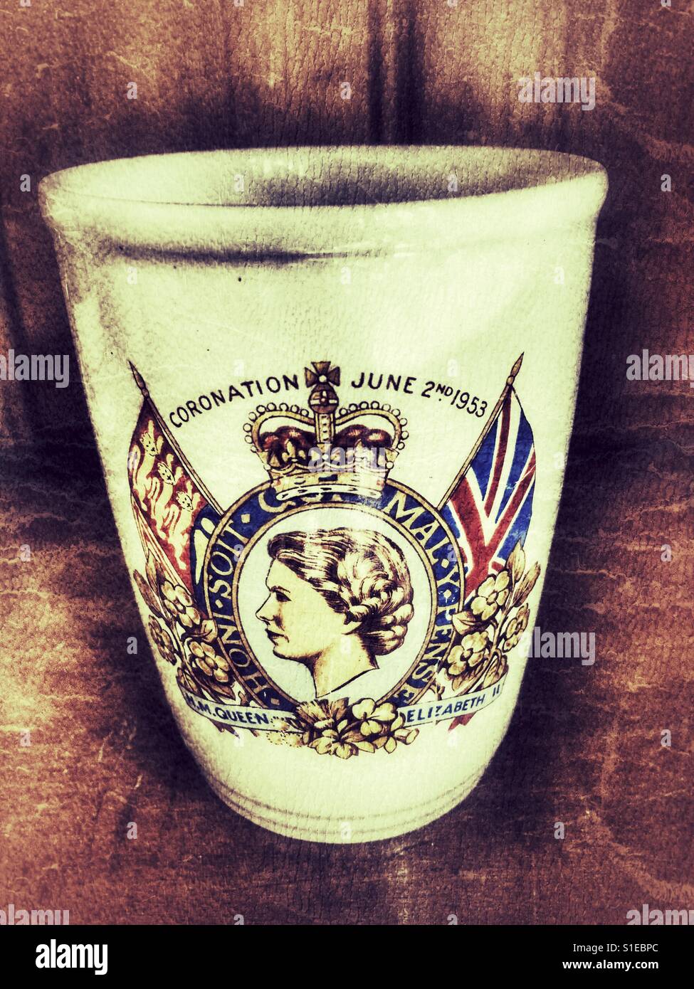 Un mug, 2 juin 1953, marquant le couronnement de la reine Elizabeth II à l'abbaye de Westminster, Londres. - Image de stock capturée avec un smartphone