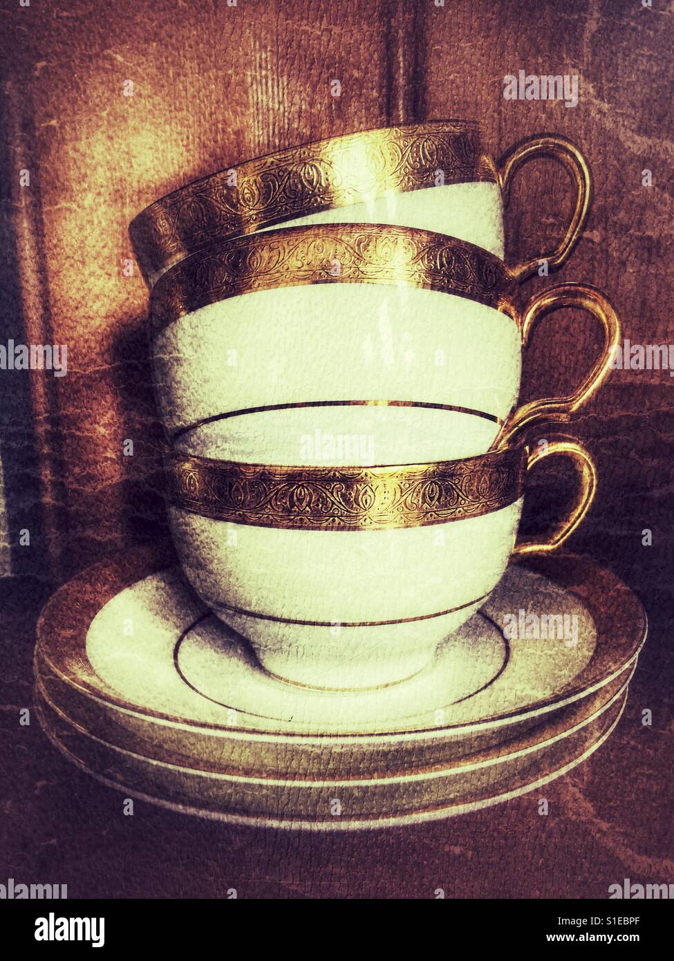 Tasses et soucoupes antiques - Image de stock capturée avec un smartphone