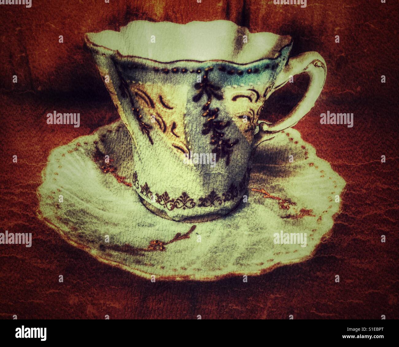 Mobilier céramique fine tasse à café et soucoupe - Image de stock capturée avec un smartphone