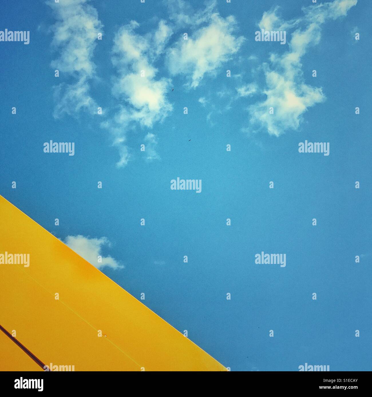 L'art abstrait de l'installation, vue partielle contre un ciel bleu avec des nuages Banque D'Images