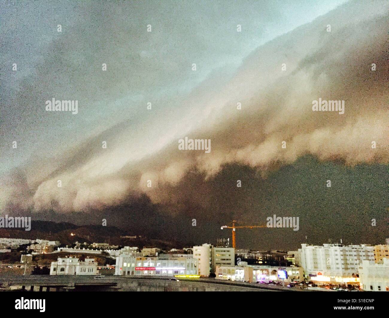 Tempête de sable du désert hits muscat Oman. - Image de stock capturée avec un smartphone