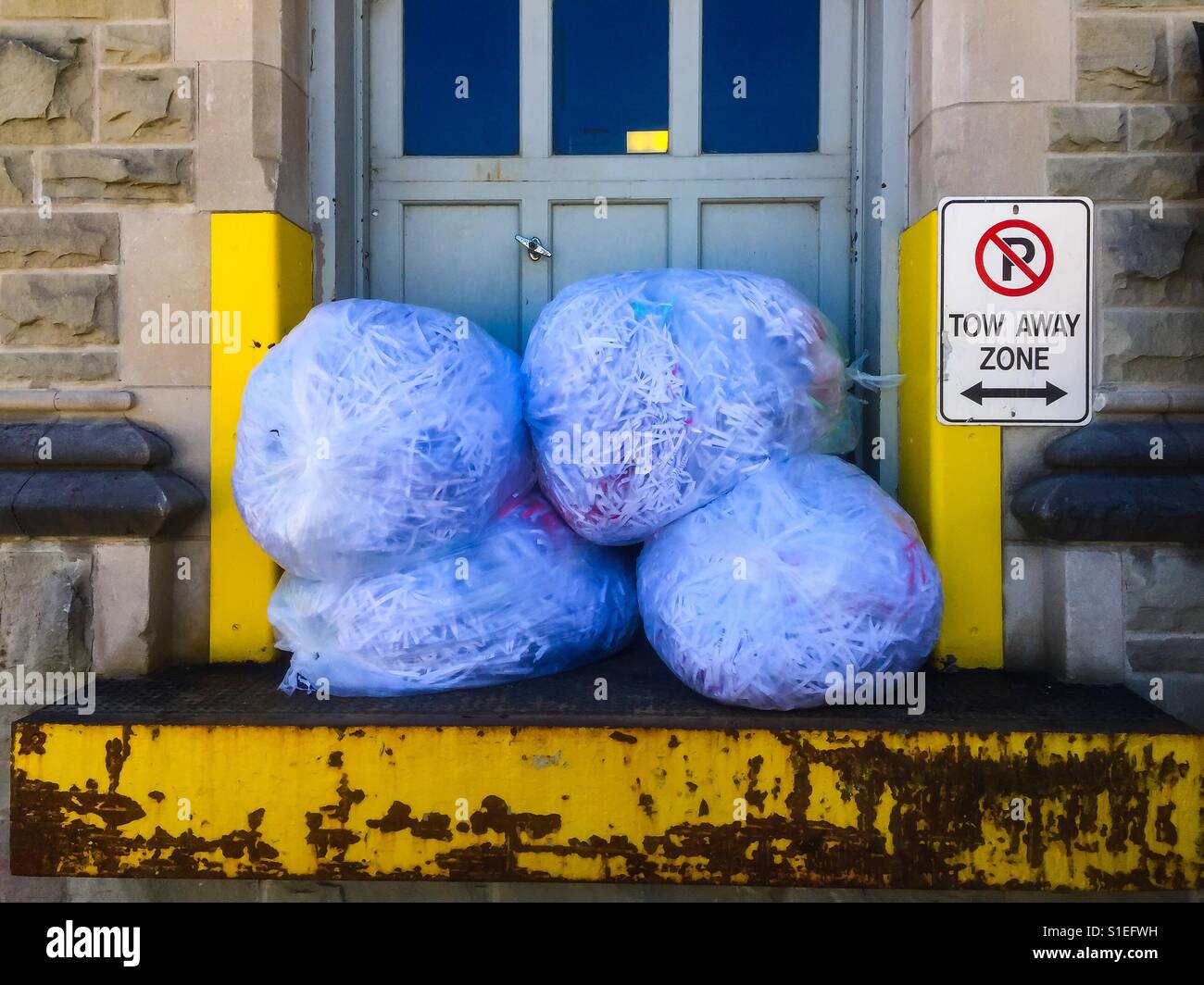 Quatre sacs prêts pour le recyclage de bandes de papier déchiquetées. Utile pour protéger la confidentialité et prévenir le vol d'identité. Ontario, Canada. - Image de stock capturée avec un smartphone