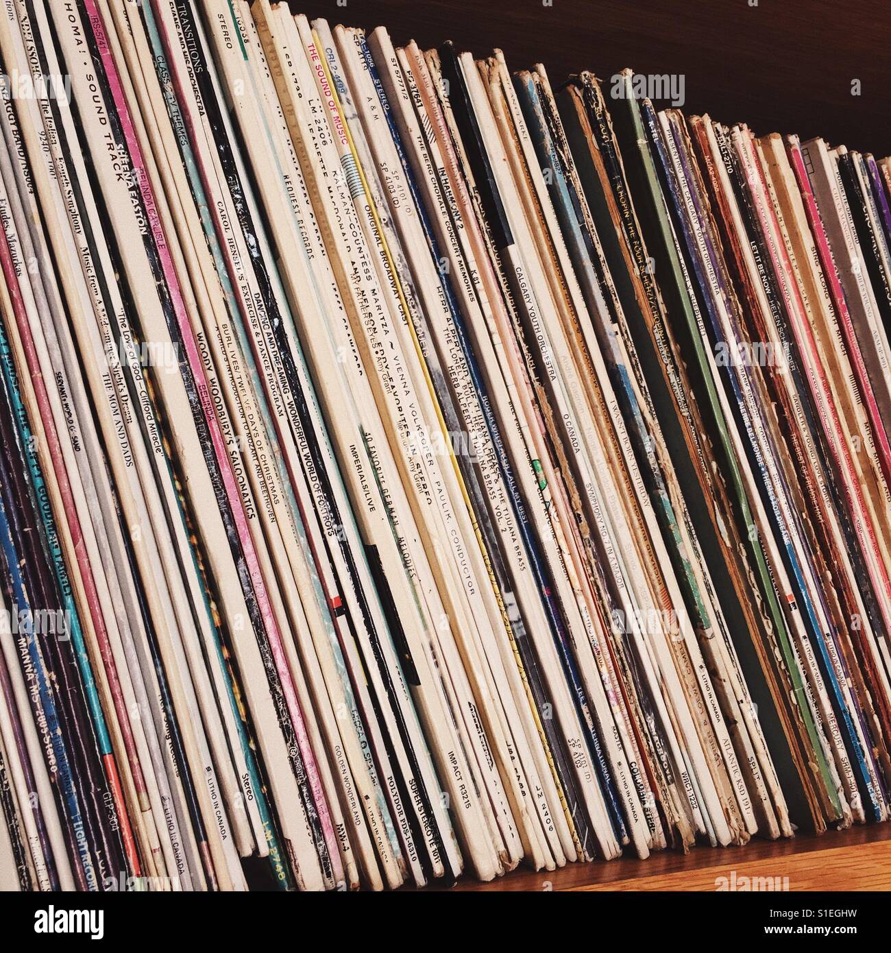 Une collection de vieux disques en vinyle sur une planche en bois. Banque D'Images