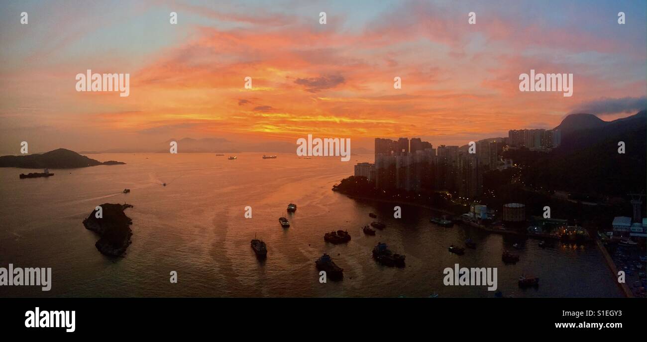 Coucher de soleil spectaculaire après un jour de pluie à Hong Kong. Banque D'Images
