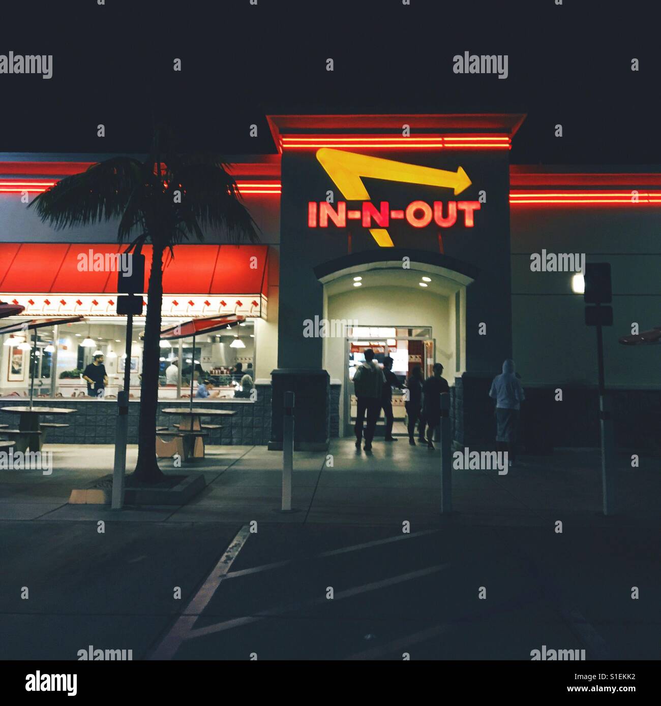 La Californie célèbre fast-food, In-N-out des hamburgers dans la nuit. Banque D'Images