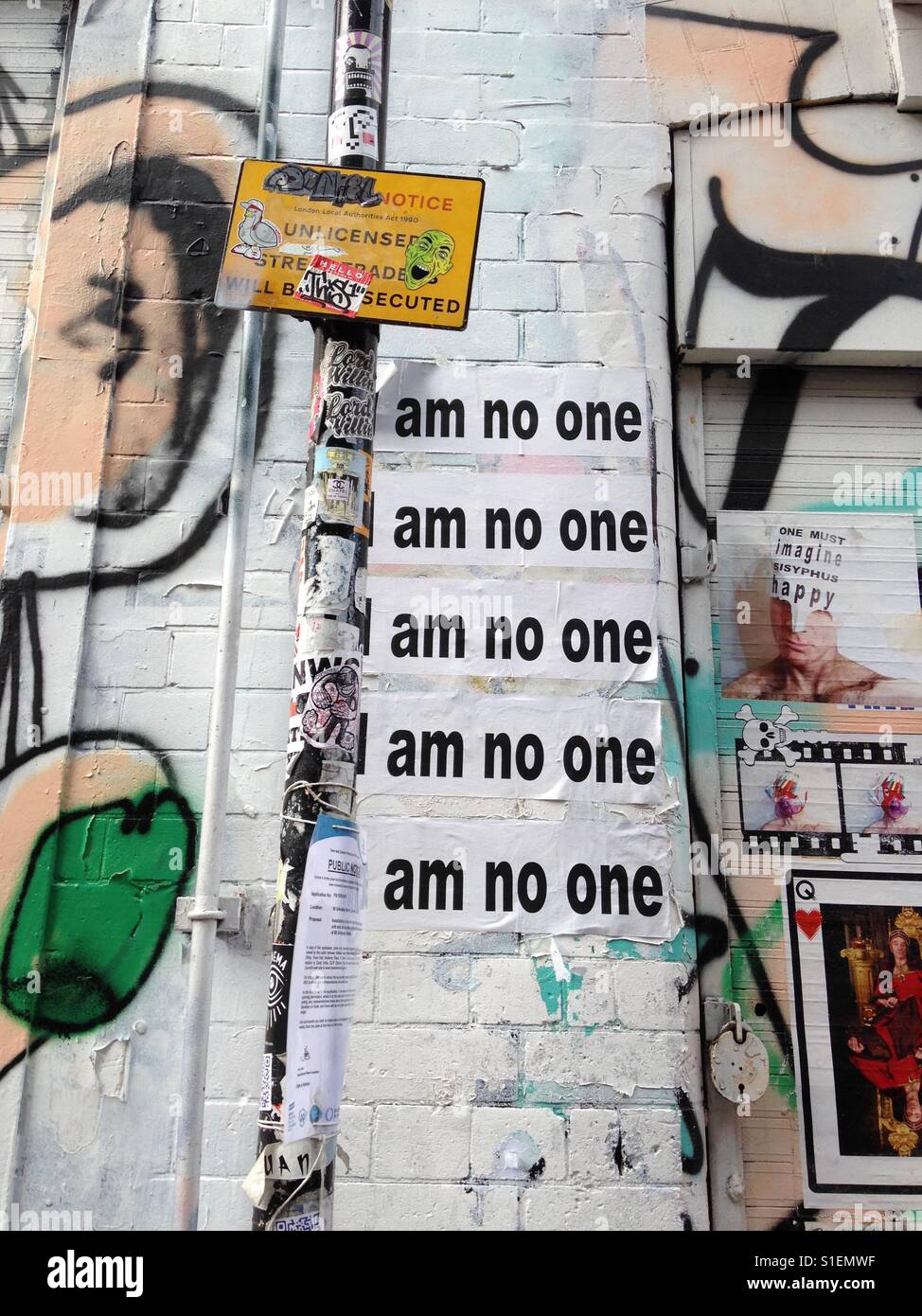 Street art et Graffiti sur un mur à l'Est de Londres, Angleterre Banque D'Images