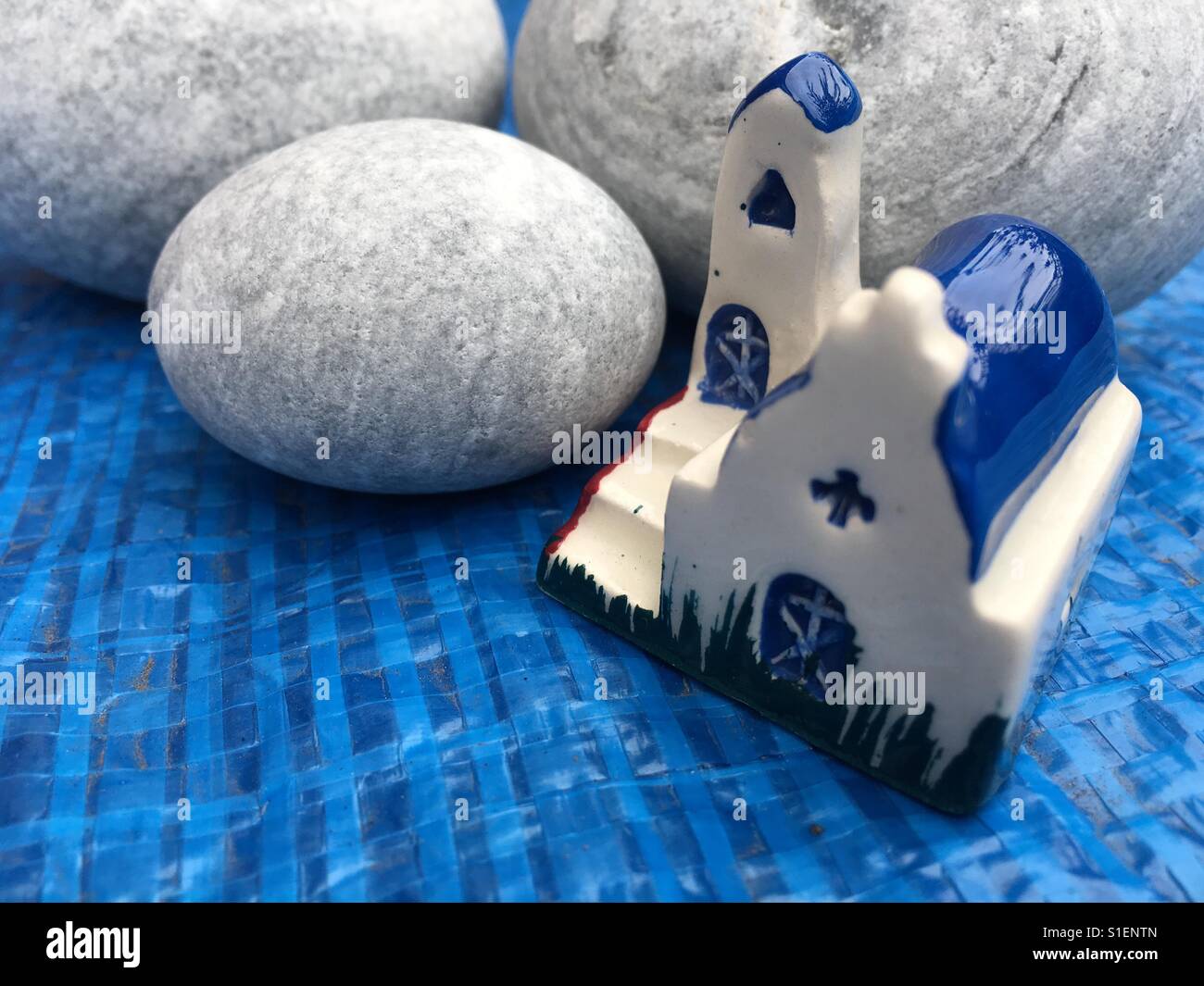 Modèle de l'église grecque contre les roches qui se présentent comme des pierres - Image de stock capturée avec un smartphone