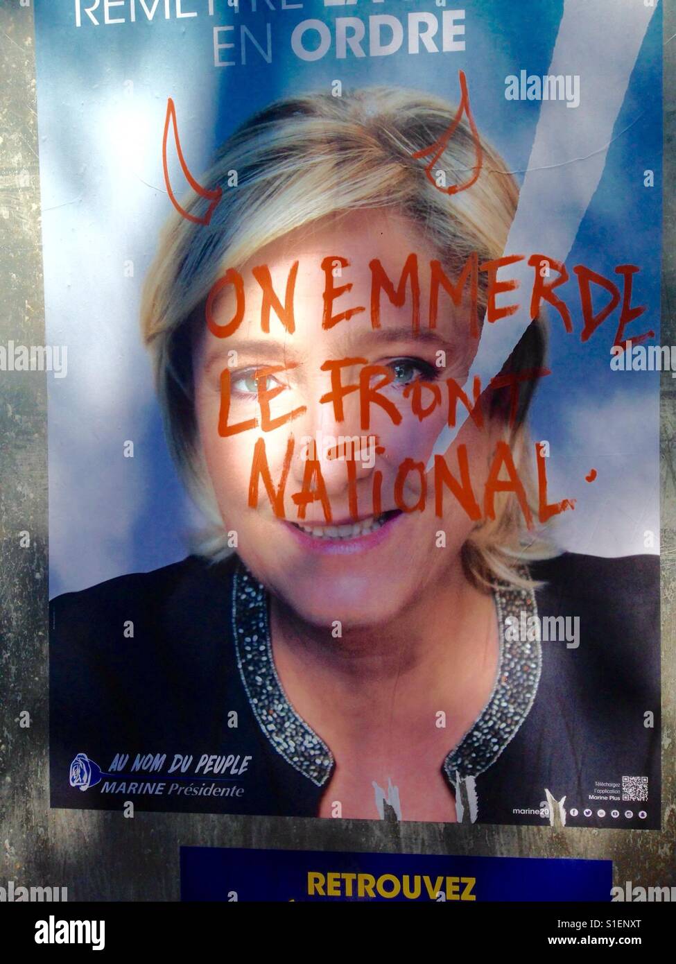 Élection présidentielle française affiche, graffitti sur Marine Le Pen Banque D'Images