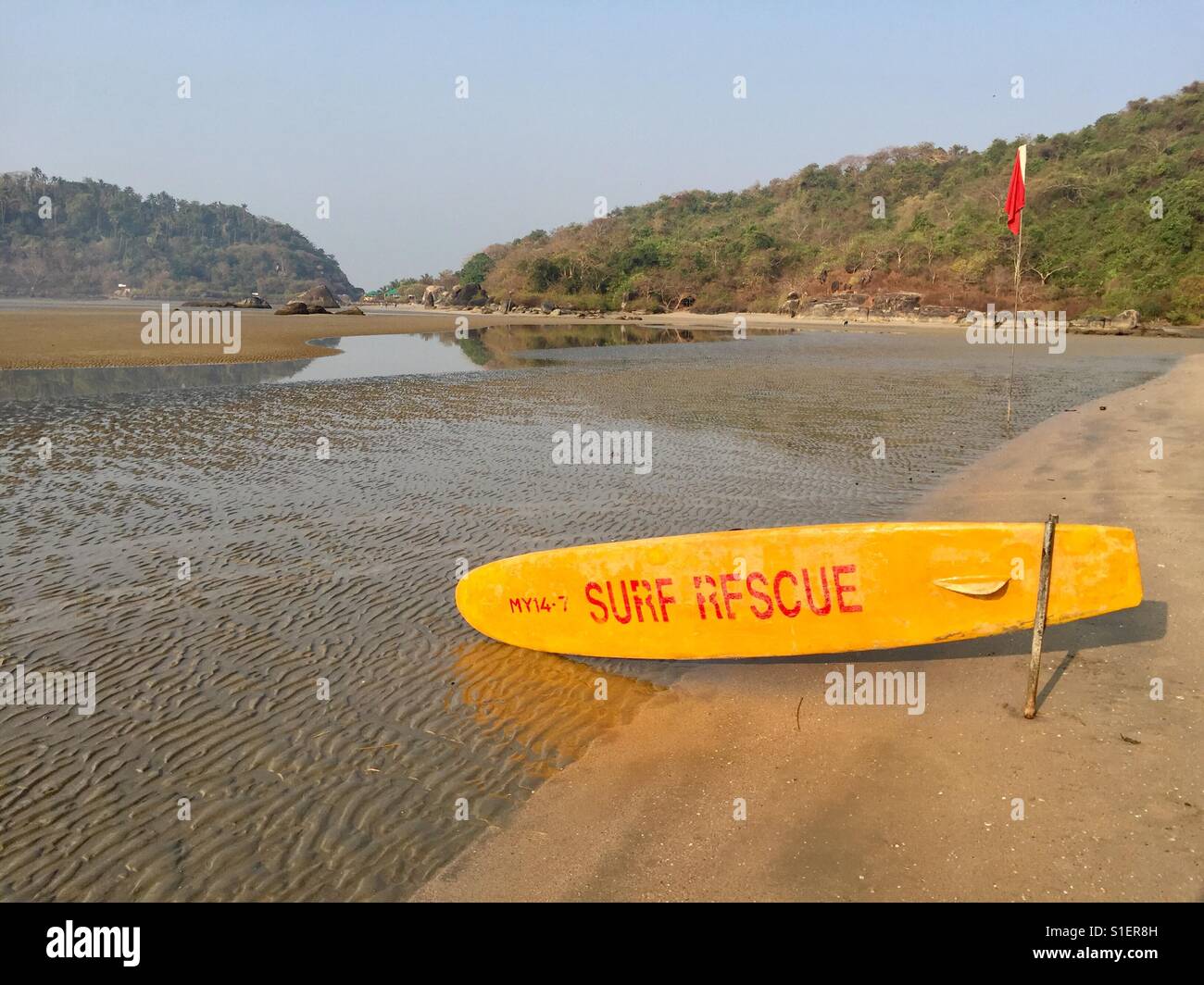 Une planche de surf jaune sauvetage est vue sur plage de Palolem à Canacona, Goa - Image de stock capturée avec un smartphone