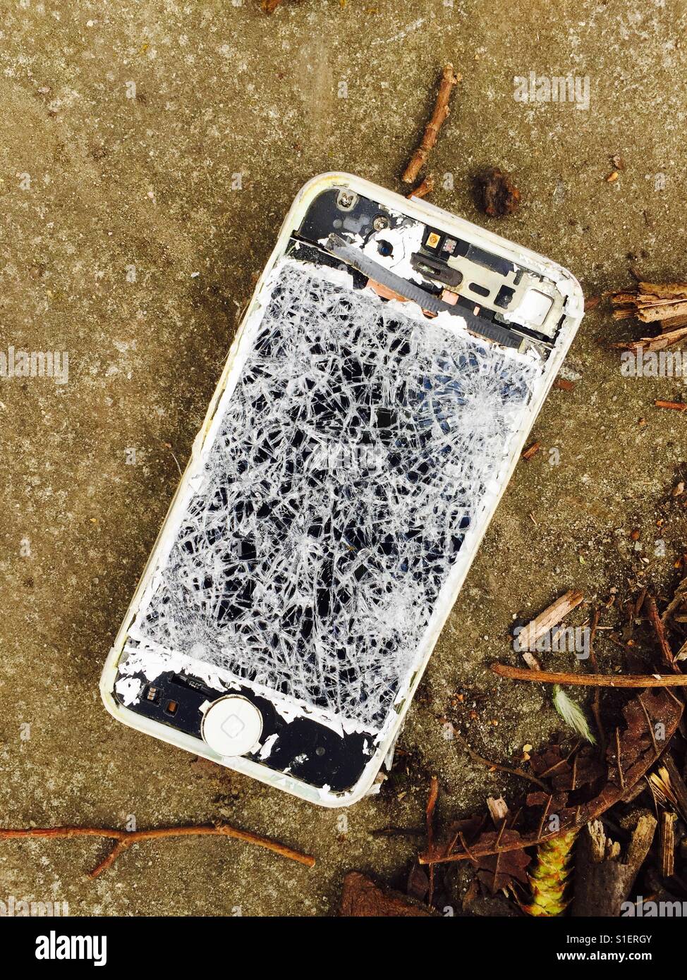 Un téléphone est brisé sur le trottoir de gauche Banque D'Images