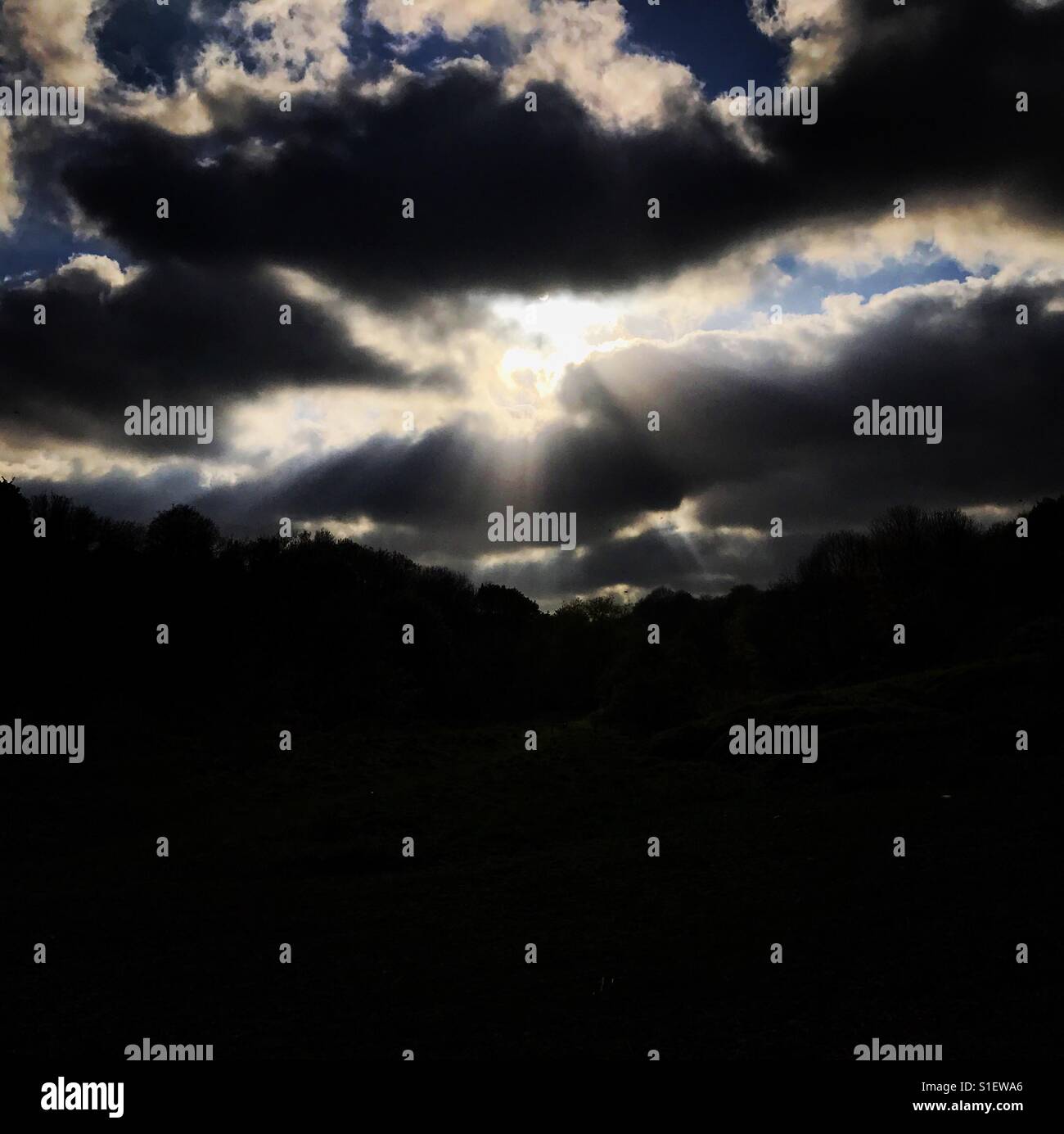 Soleil qui brille derrière les nuages - Image de stock capturée avec un smartphone