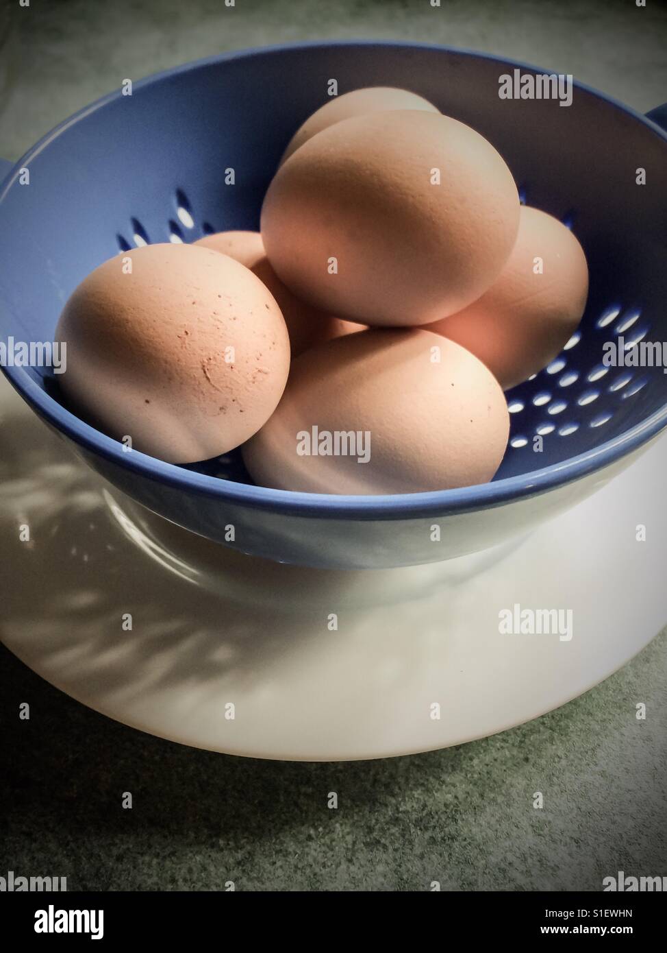 Oeufs durs dans une passoire de refroidissement - Image de stock capturée avec un smartphone