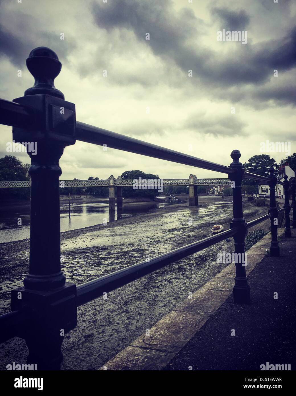 Moody paysage de Chiswick chemin de halage riverside Banque D'Images