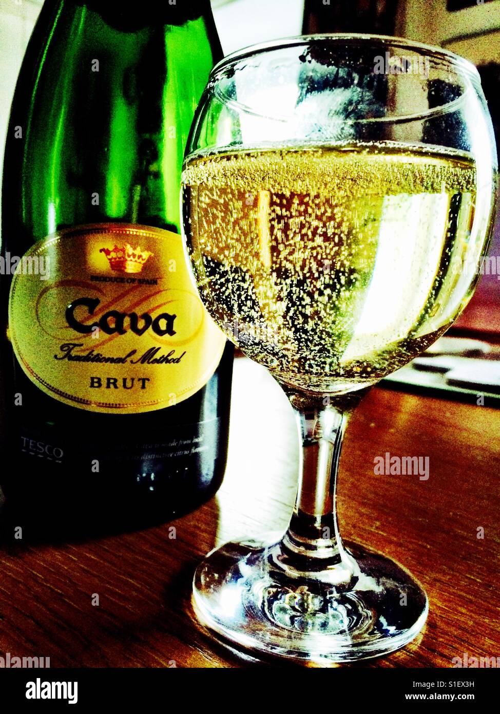Verre et bouteille de vin Cava mousseux Photo Stock - Alamy