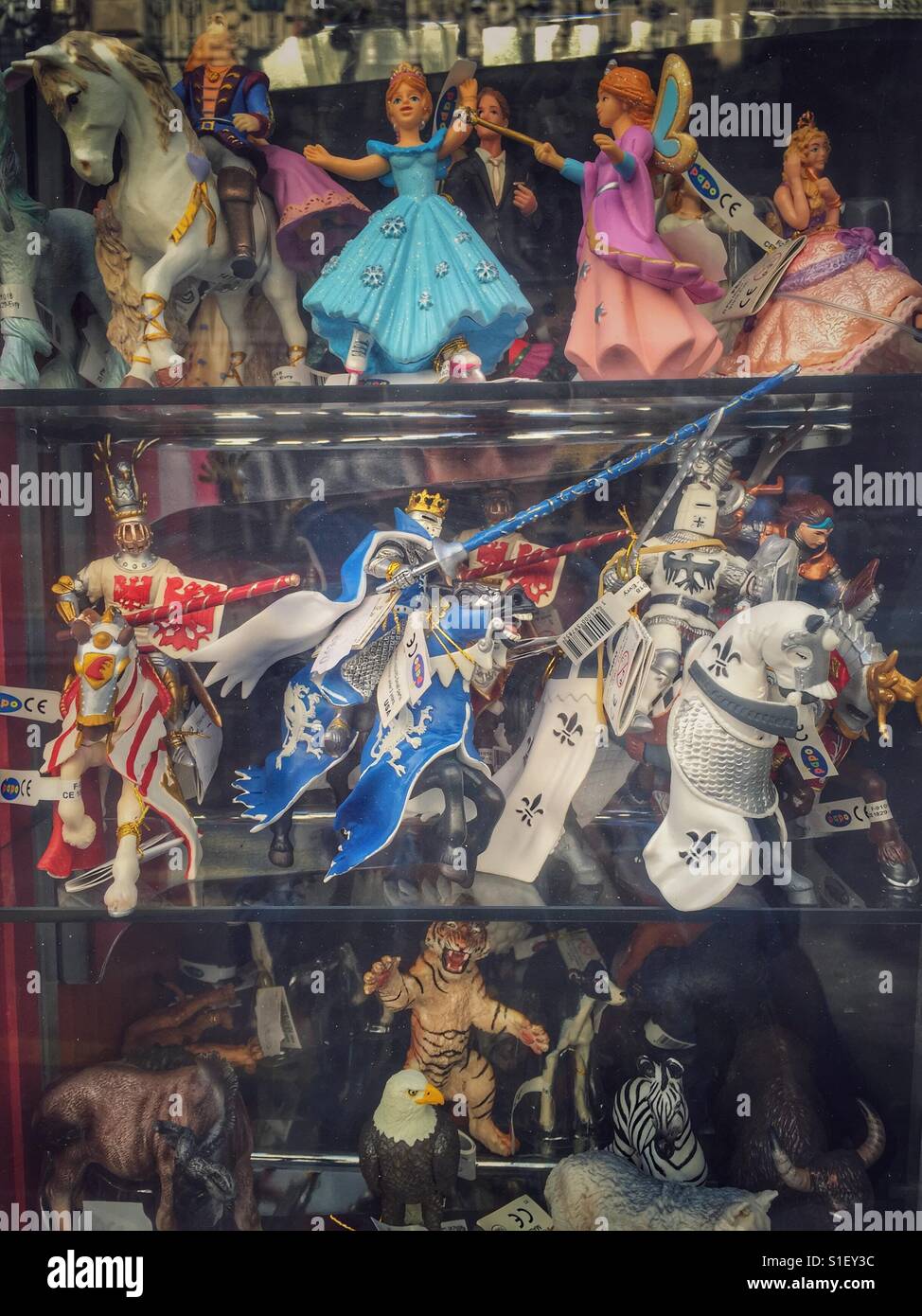 Jouet pour enfants chiffres dans une vitrine afficher dans Paris, France - Image de stock capturée avec un smartphone