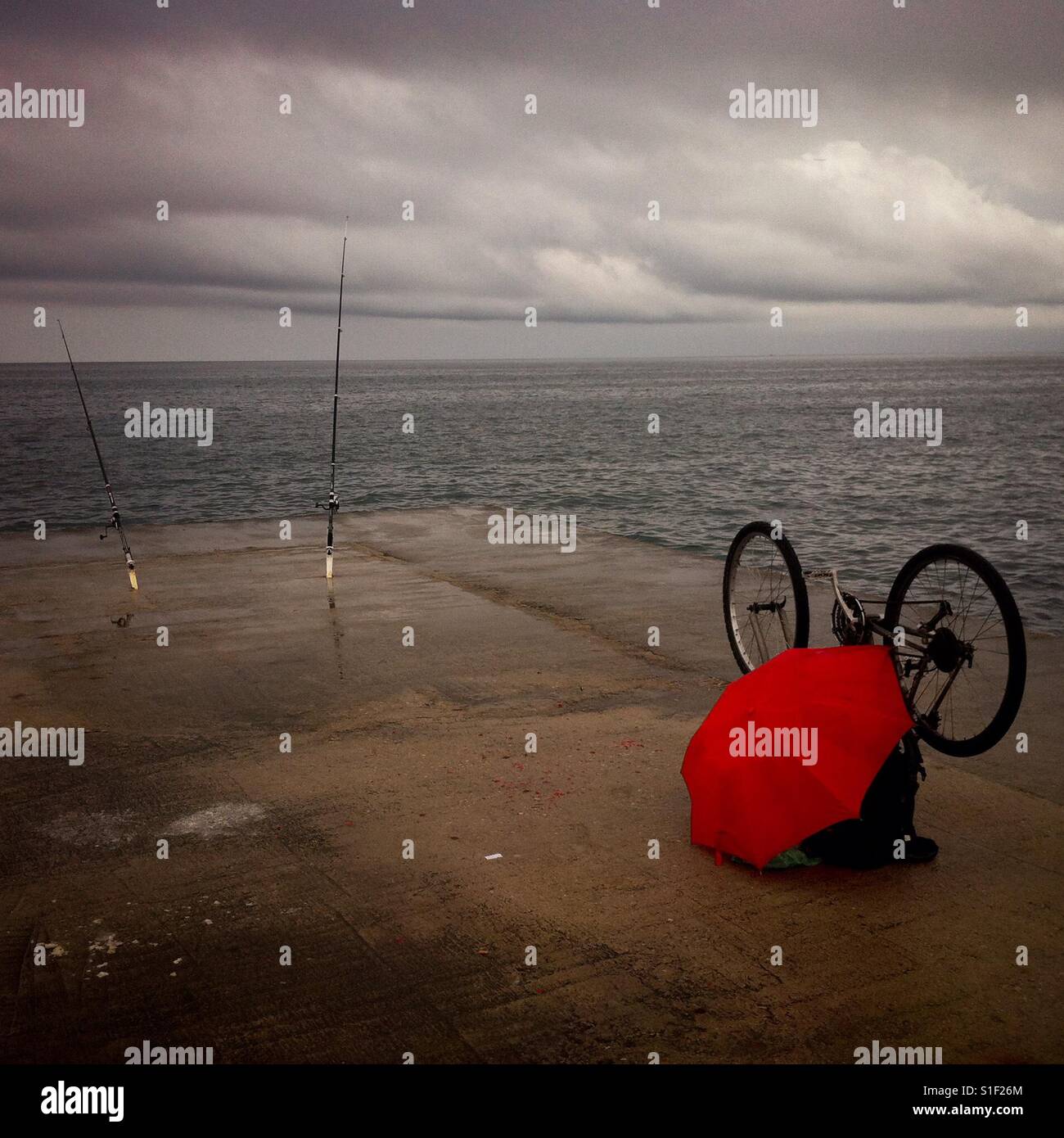 Des cannes à pêche et un vélo au brise-lames de Barcelone - Image de stock capturée avec un smartphone