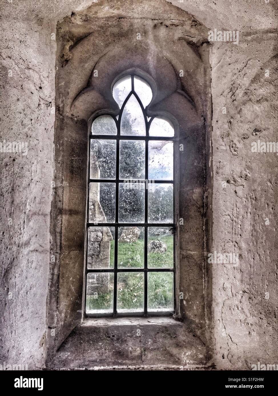 En regardant par la fenêtre d'une vieille église du 17ème siècle Banque D'Images