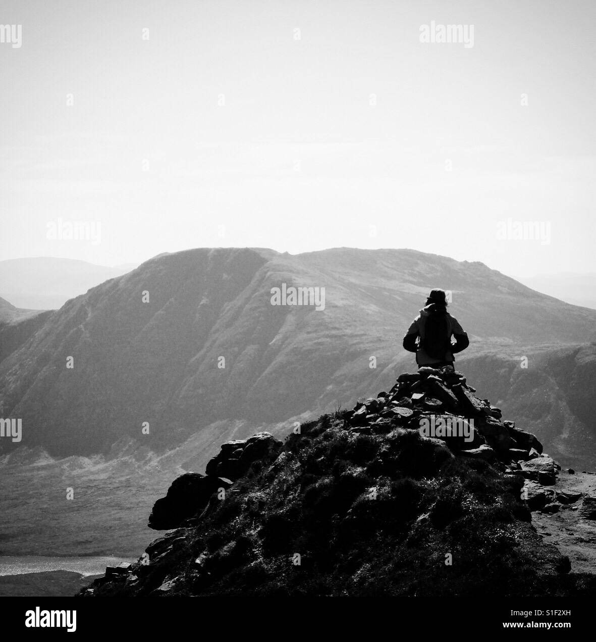 Un grimpeur sur Stac Pollaidh, Highlands, Ecosse, Royaume-Uni. - Image de stock capturée avec un smartphone Un grimpeur sur Stac Pollaidh, Highlands, Ecosse, Royaume-Uni. - Image de stock capturée avec un smartphone