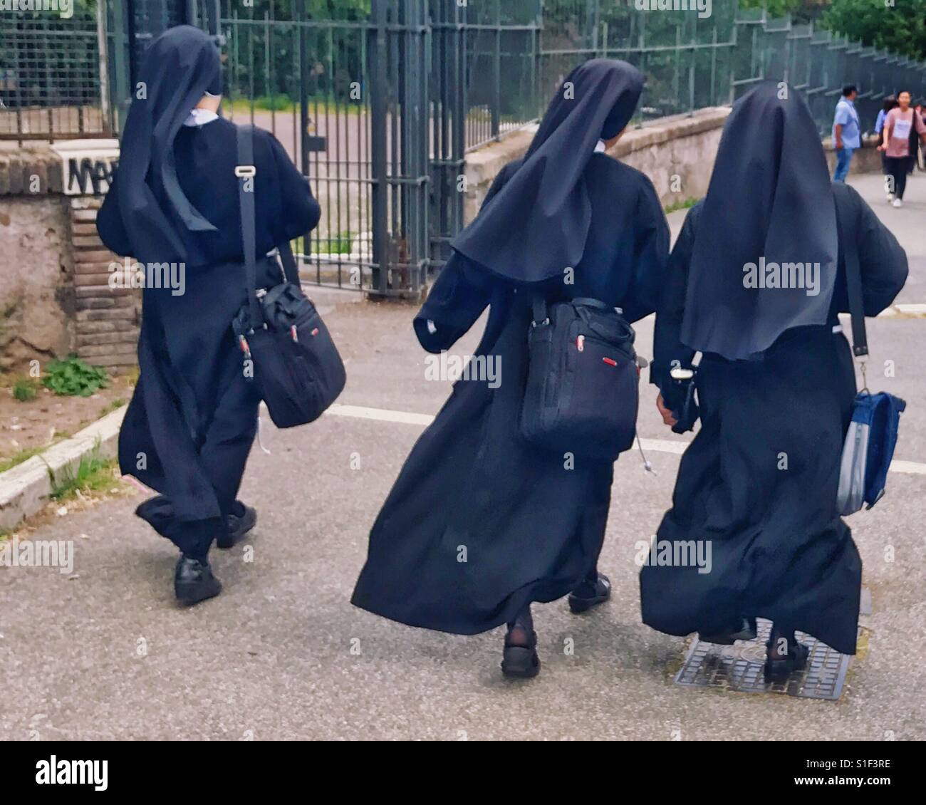 La recherche de renseignements : J'ai rencontré ce groupe de religieuses à Rome, pour se rendre dans un institut religieux Banque D'Images