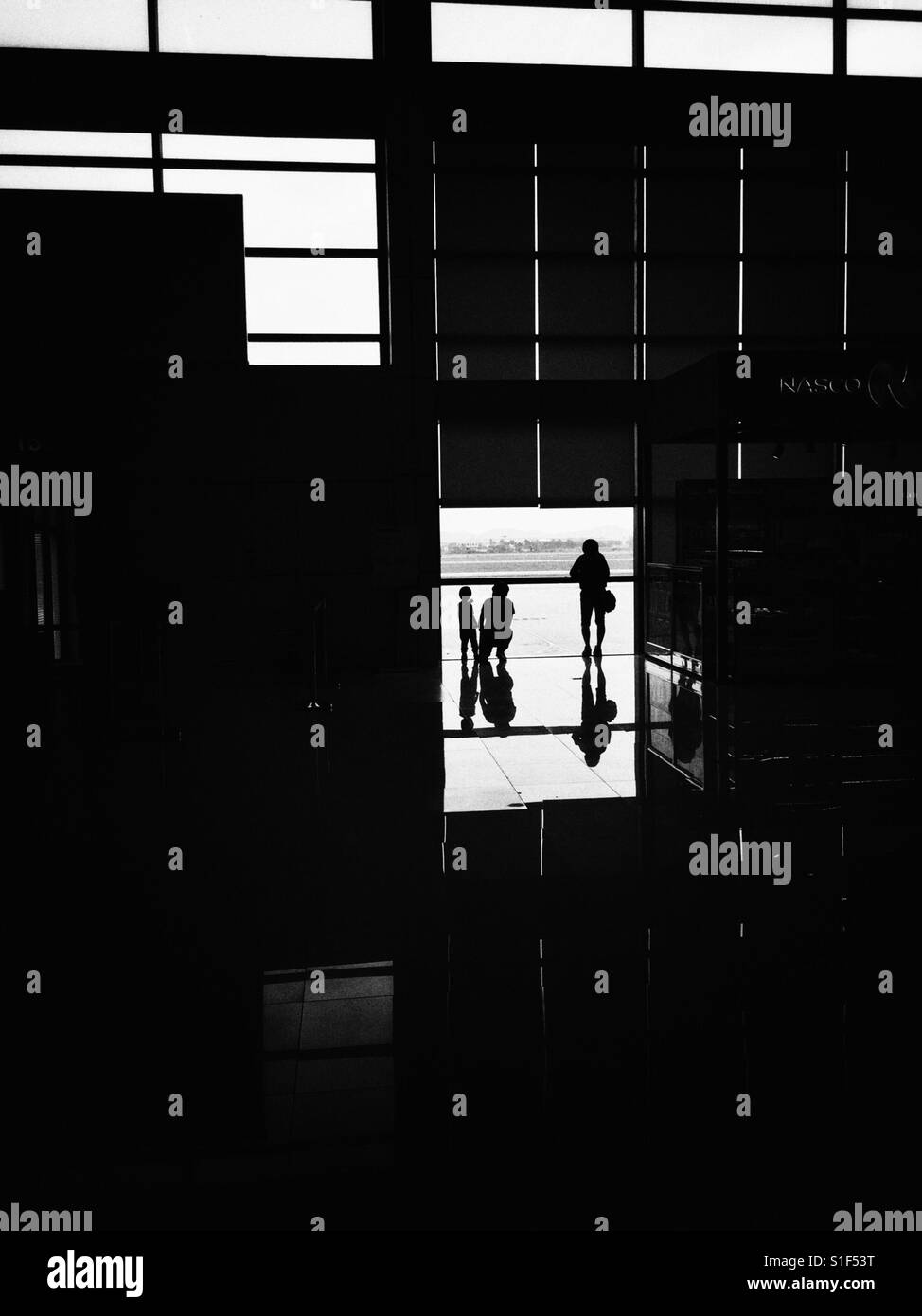 En attente de vol. - Image de stock capturée avec un smartphone