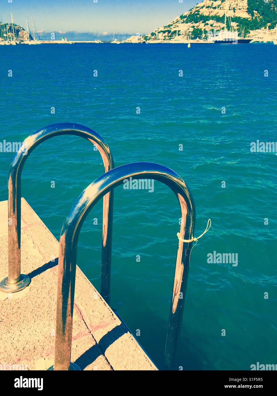 L'échelle à la mer à Port Andratx sur l'île de Majorque en Espagne en Europe - Image de stock capturée avec un smartphone