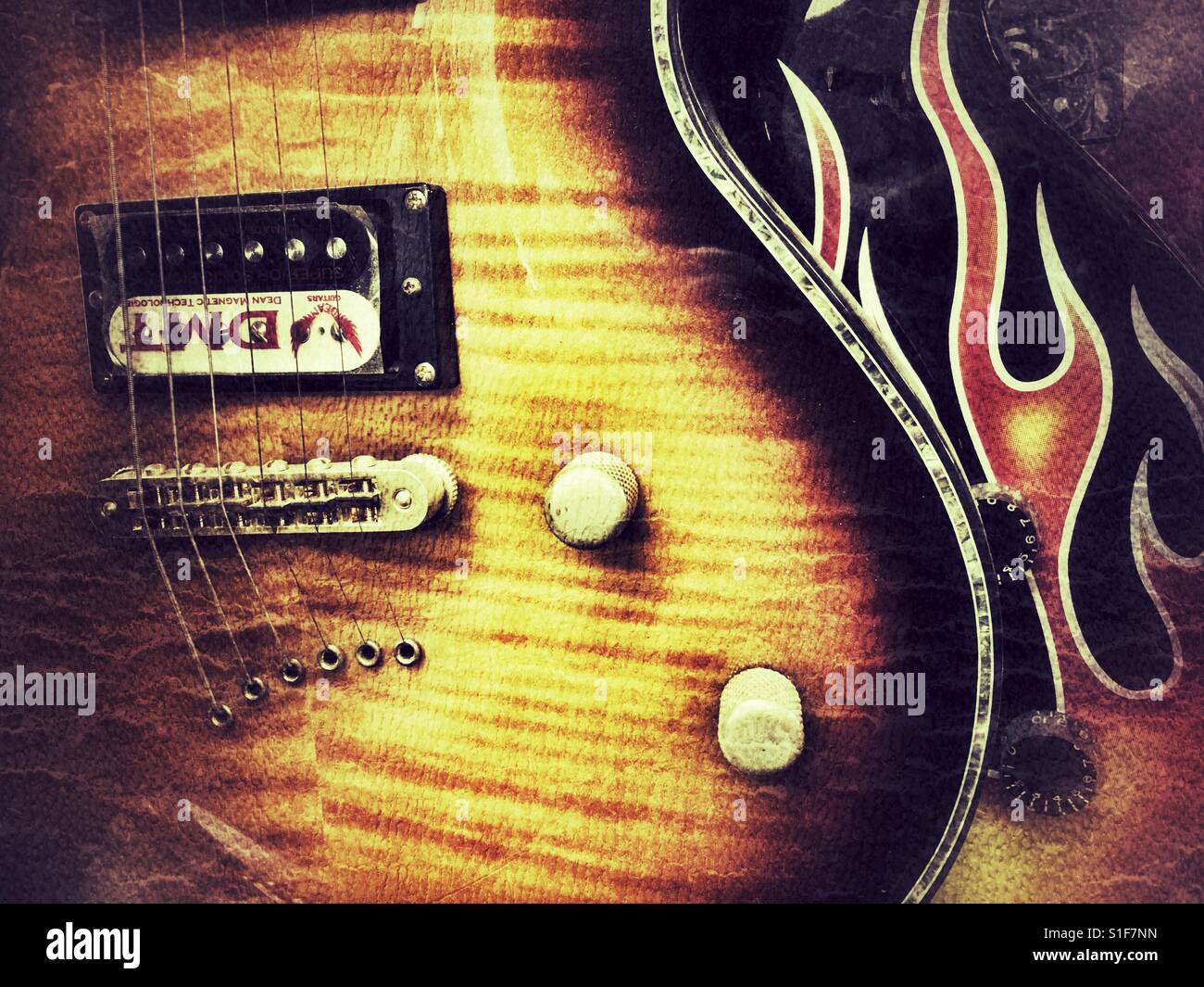 Guitares électriques sur l'écran dans un magasin de musique Banque D'Images