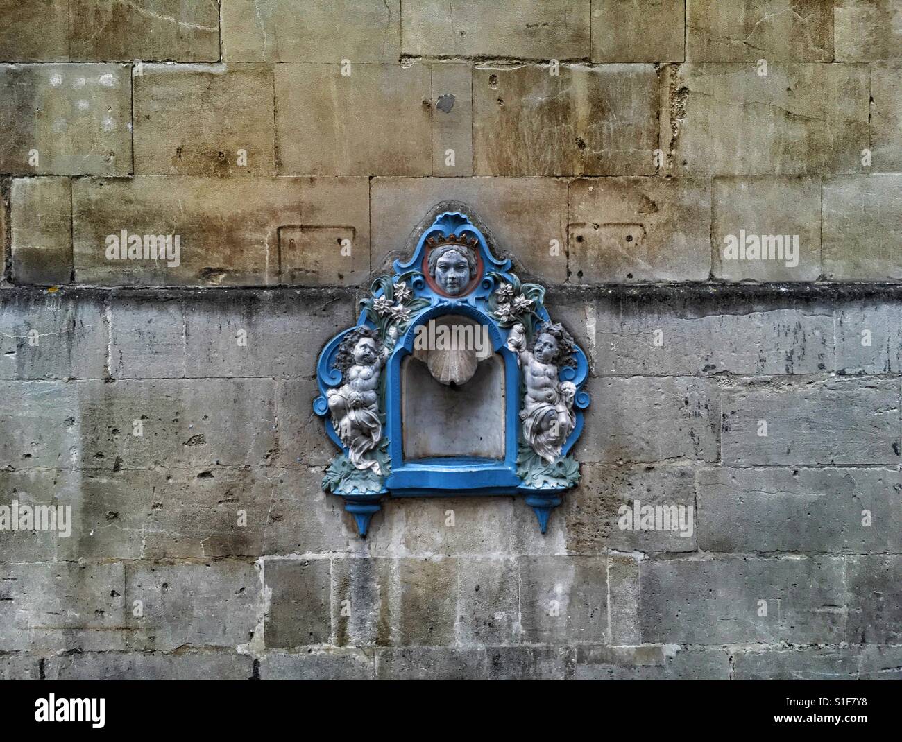 Une fontaine d'eau potable en fonte avec le visage de la reine Victoria à Bristol, Royaume Uni - Image de stock capturée avec un smartphone